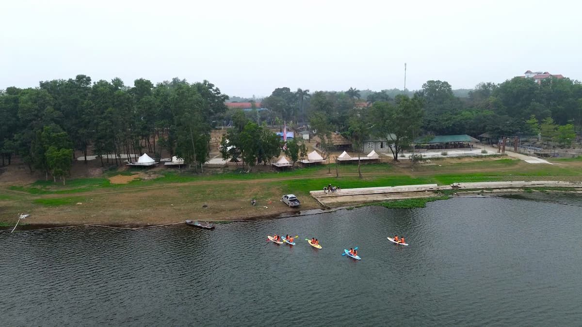 Toàn cảnh khu cắm trại trọn gói tại Suối Hai – Ba Vì với lều trại dựng sẵn và hoạt động chèo SUP trên hồ