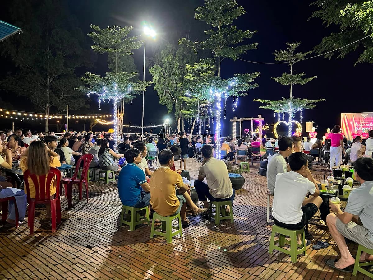 Trò chuyện thư giãn cùng bạn bè bên ly cafe cạnh hồ trong lành