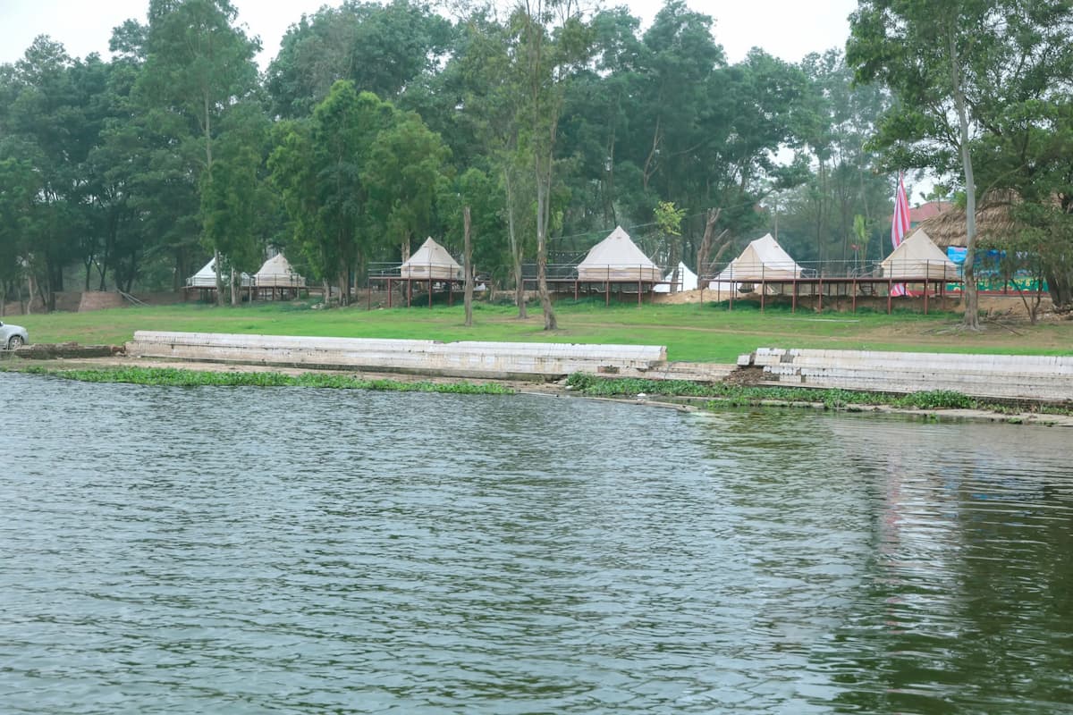 Khu cắm trại bên hồ tại Suối Hai – địa điểm lý tưởng với không gian xanh, lều dựng sẵn và cảnh quan đẹp gần Hà Nội