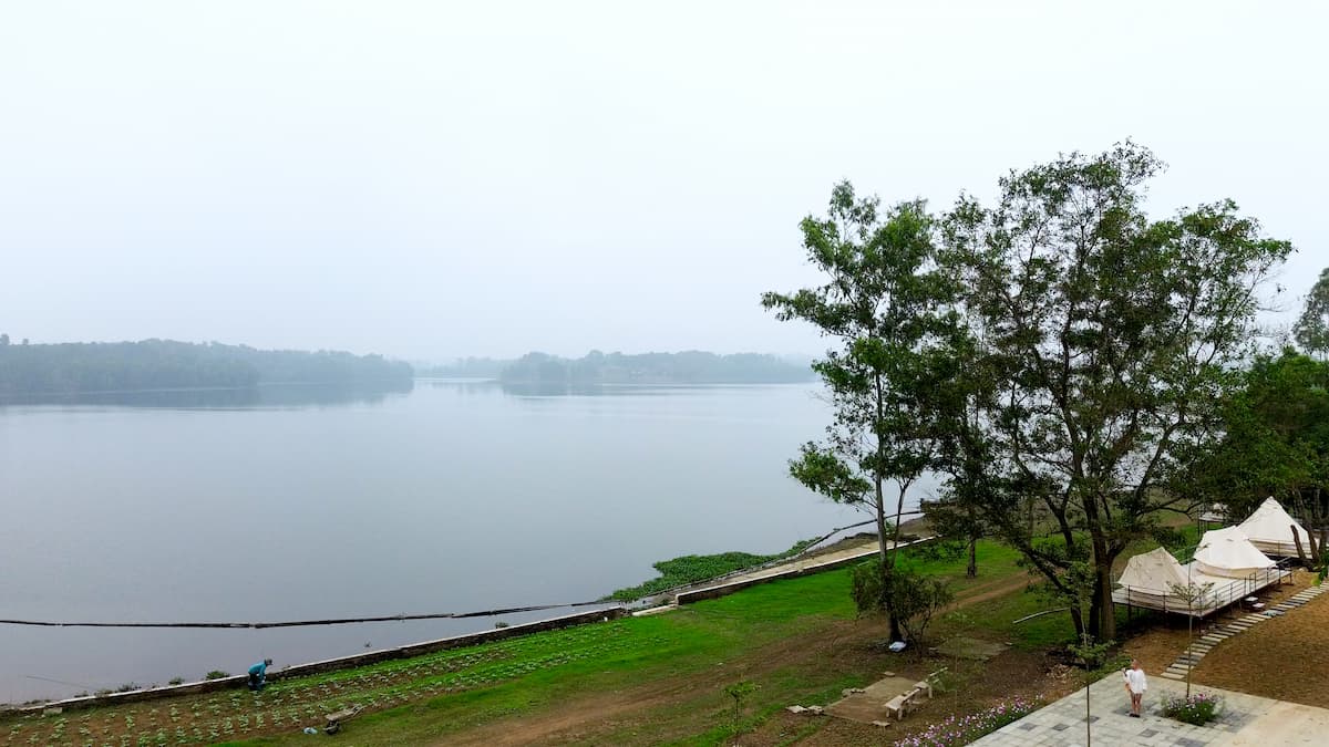 Góc chill bên hồ Suối Hai với không gian xanh mát và lều trại yên bình – địa điểm picnic lý tưởng tại Ba Vì cuối tuần